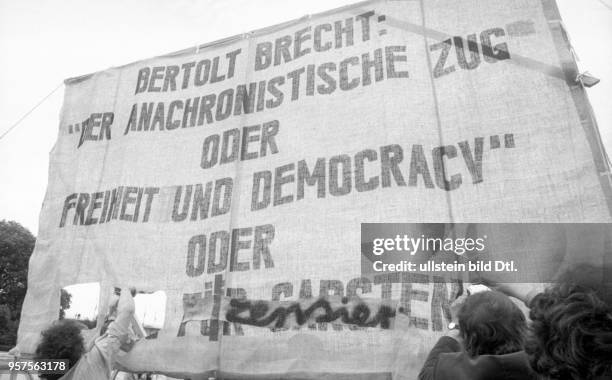 Deutschland, Bonn: Der Anachronistische Zug der Koeln-Bonner Studenten , ein Protest gegen den Bundespraesidenten Karl Carstens, wegen seiner...