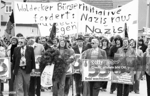 Deutschland, Arolsen: Gegen ein Treffen von Traditionsverbaenden der SS wandten sich Naziopfer, Jugendverbaende, Gewerkschaften, Junge und Alte und...
