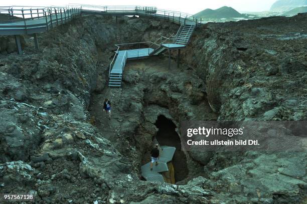 Spanien, La Palma: Vulkanlandschaft auf der kanarischen Insel La Palma. Lavastrom des Vulkans San Juan mit Museum und Besucherplattformen. ESP,...