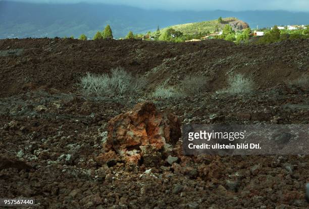 Spanien, La Palma: Vulkanlandschaft auf der kanarischen Insel La Palma. Lavastrom des Vulkans San Juan mit Museum und Besucherplattformen. ESP,...