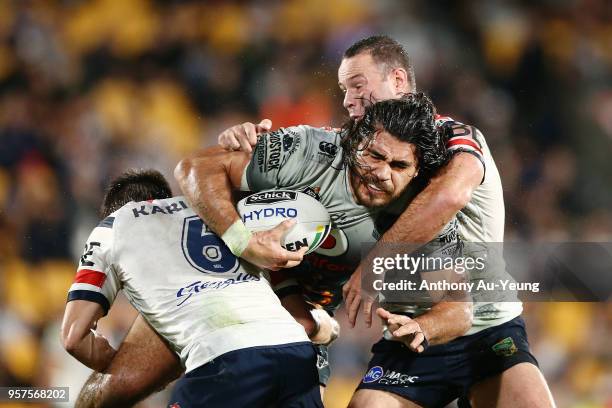 Tohu Harris of the Warriors runs into Luke Keary of the Roosters during the round 10 NRL match between the New Zealand Warriors and the Sydney...