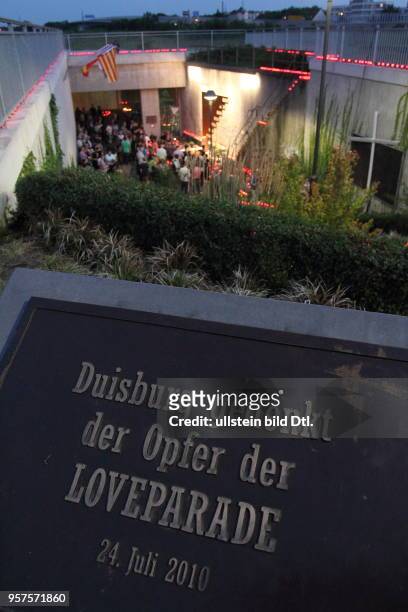 Deutschland. NRW, Duisburg: die ehemalige Rampe mit den Zugang zur Loveparade am Tunneln der Karl-Lehr-Strasse. Fuenf Jahre nach den Unglueck findet...