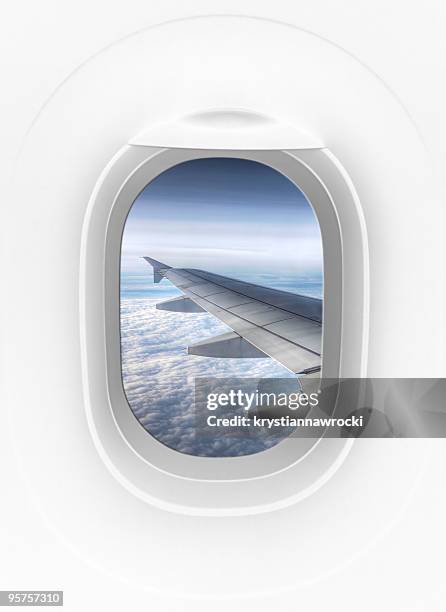blick vom inneren des flugzeug über flugzeug fenster im flügel - sky from plane stock-fotos und bilder