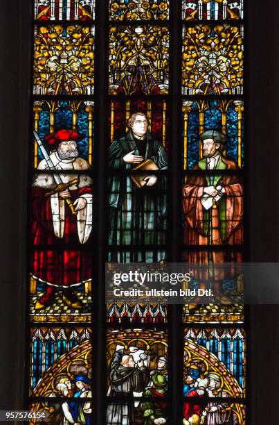 Lutherfenster in der Leipziger Thomaskirche; zu sehen von links nach rechts: Kurfürst Friedrich der Weise von Sachsen, Martin Luther, Philipp...