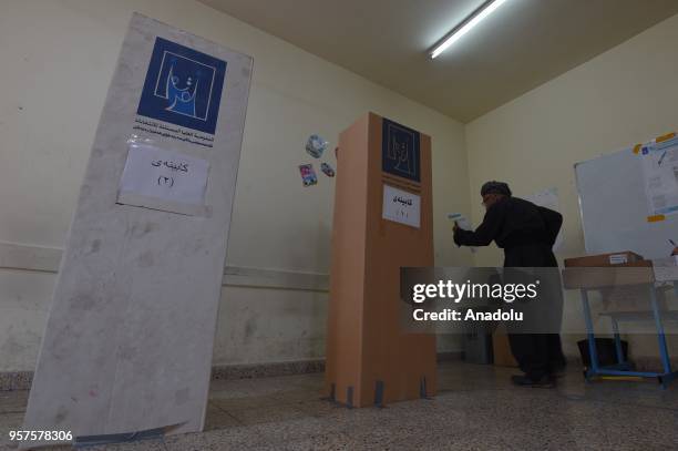 An Iraqi man casts his vote at a polling station for the Iraqi parliamentary election in Sulaymaniyah, Iraq on May 12, 2018.