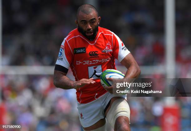 Michael Leitch of the Sunwolves runs with the ball during the Super Rugby match between Sunwolves and Reds at Prince Chichibu Memorial Ground on May...