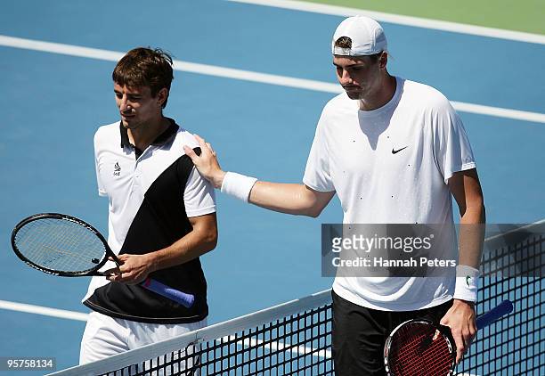 John Isner of USA thanks Tommy Robredo of Spain after winning his quarter final match at ASB Tennis Centre on January 14, 2010 in Auckland, New...