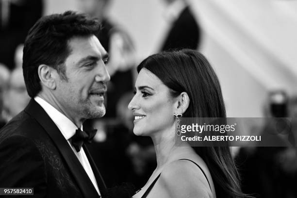 Spanish actor Javier Bardem and Spanish actress Penelope Cruz pose as they arrive on May 8, 2018 for the screening of their film "Todos Lo Saben "...
