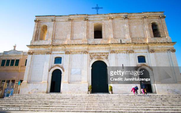 pozzallo, sicília: pessoas entrando em igreja da madonna del rosario - madonna del rosario - fotografias e filmes do acervo