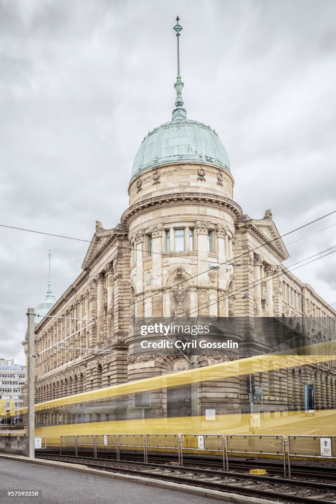 Haus der Wirtschaft and tramway