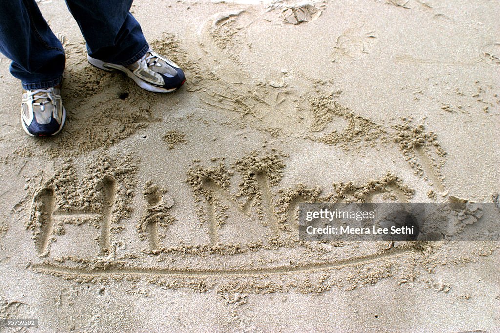'Hi Mom!' message in the sand