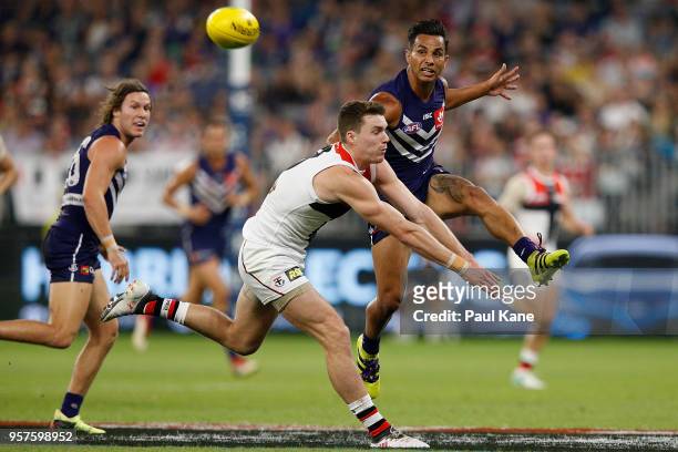 Danyle Pearce of the Dockers passes the ball during the round eight AFL match between the Fremantle Dockers and the St Kilda Saints at Optus Stadium...