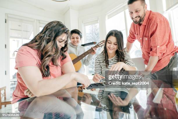 familie hechting over een bordspel - creole ethnicity stockfoto's en -beelden