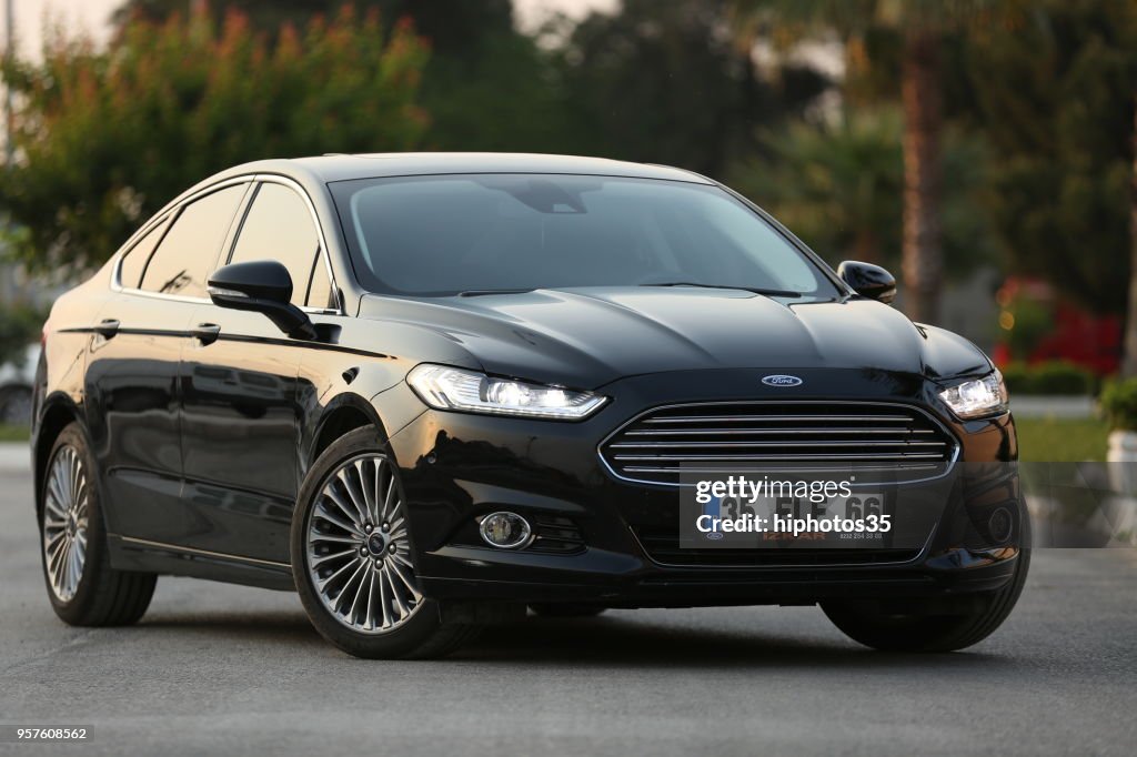 Front and left side view of a mint condition black Ford Mondeo parked in Gaziemir district of izmir