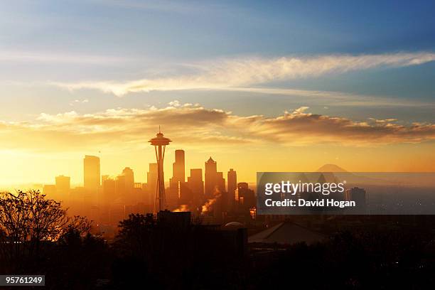 beautiful sunny morning in seattle with mt rainier - seattle photos et images de collection