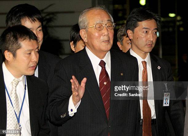 Kyocera Corporation Honorary Chairman and Founder Kazuo Inamori is surrounded by reporters on arrival for his meeting with Prime Minister Yukio...