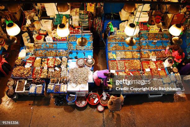 fish market from above. - séoul photos et images de collection