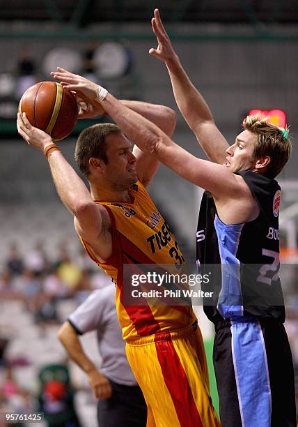 Mark Worthington of the Melbourne Tigers and Dillon Boucher of the New Zealand Breakers compete for the ball during the round 16 NBL match between...