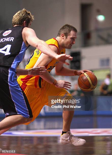 Mark Worthington of the Melbourne Tigers runs the blall forward under pressure from Dillon Boucher of the New Zealand Breakers during the round 16...