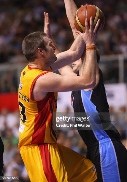 Mark Worthington of the Melbourne Tigers and Dillon Boucher of the New Zealand Breakers compete for the ball during the round 16 NBL match between...