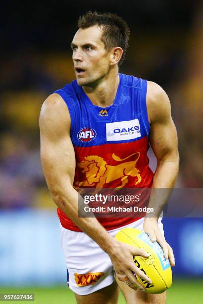 Luke Hodge of the Lions looks upfield during the round eight AFL match between the Western Bulldogs and the Brisbane Lions at Etihad Stadium on May...