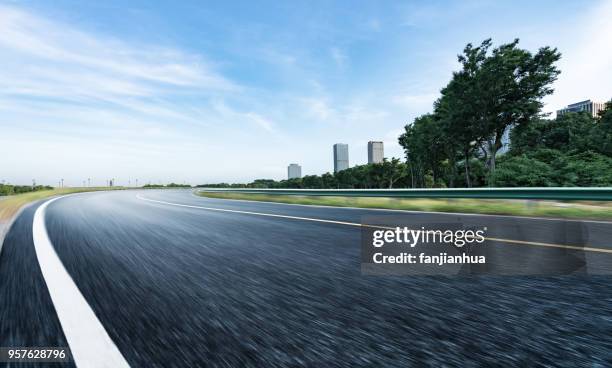 blurred motion tarmac urban road against sky - weiterentwicklung stock-fotos und bilder