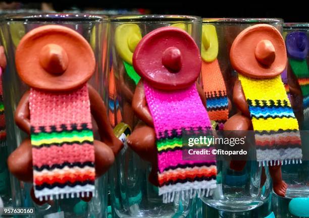 tequila glasses and mexican figures - sombrero negro - fotografias e filmes do acervo