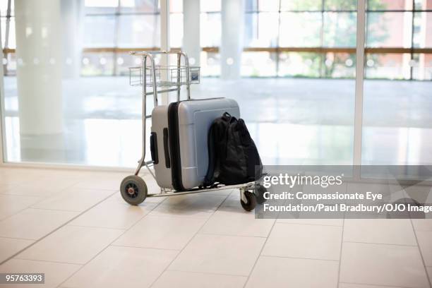 airport trolley with luggage on it - carrito-para-equipaje fotografías e imágenes de stock