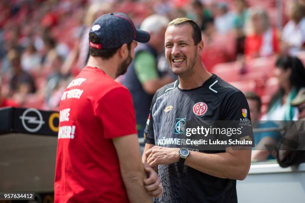 Head Coach Sandro Schwarz of Mainz chats with former handball player Pascal Hens prior to the Bundesliga match between 1. FSV Mainz 05 and SV Werder...