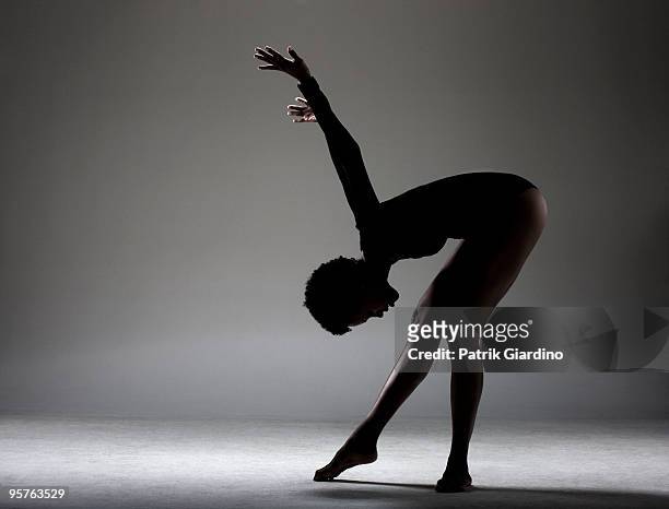 dance studio - skinny black woman - fotografias e filmes do acervo
