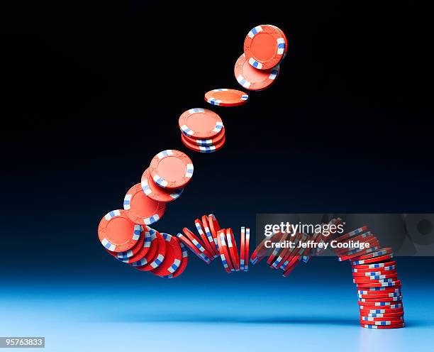 poker chips falling - fiche foto e immagini stock