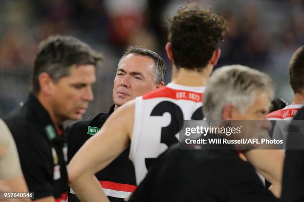 Alan Richardson, Senior Coach of the Saints, addresses the players at the three-quarter time break during the round eight AFL match between the...