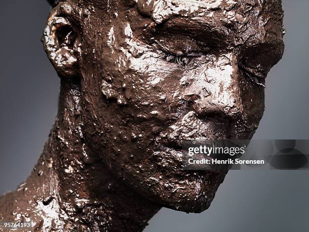 woman?s head covered in dirt and mud portrait - mask disguise stockfoto's en -beelden