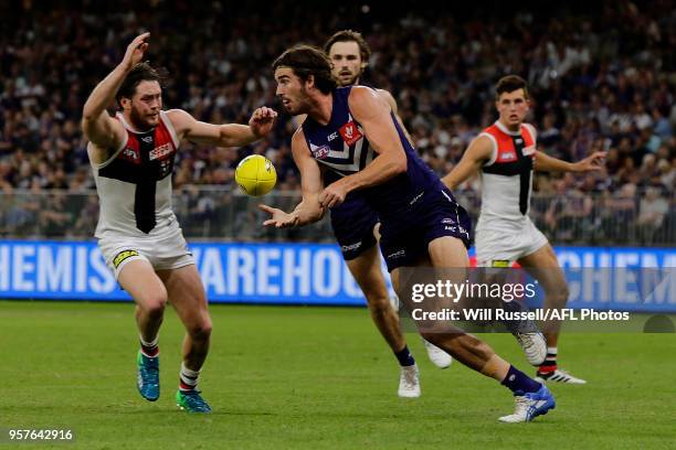 Alex Pearce of the Dockers handpasses the ball during the round eight AFL match between the Fremantle Dockers and the St Kilda Saints at Optus...