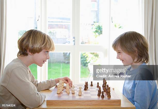 boys (6-8) playing chess - ashley jouhar imagens e fotografias de stock