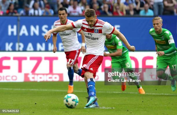 Aaron Hunt of Hamburger SV scores his sides first goal from the penalty spot during the Bundesliga match between Hamburger SV and Borussia...