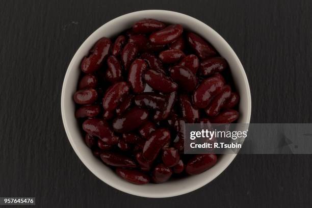 red kidney beans in a dish in perspective. on dark stone background - pedra nos rins imagens e fotografias de stock
