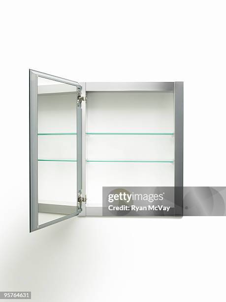medicine cabinet on white - armário de banheiro - fotografias e filmes do acervo