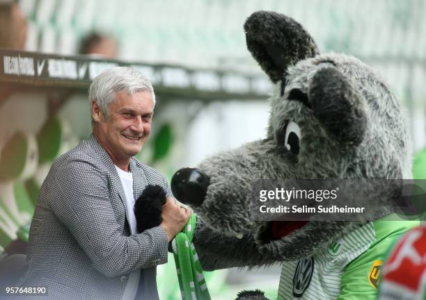 Manager Armin Veh of Koeln and Woelfi prior the Bundesliga match between VfL Wolfsburg and 1. FC Koeln at Volkswagen Arena on May 12, 2018 in...
