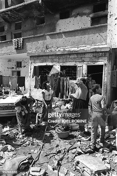 Palestinian family wash themselves in the courtyard of their house in the refugee camp of Shatila, near Beirut, 25 June 1985. Une famille...