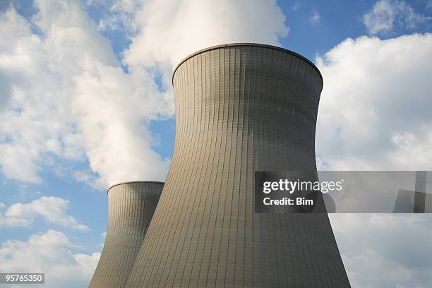 nuclear power plant - atomic imagery stockfoto's en -beelden