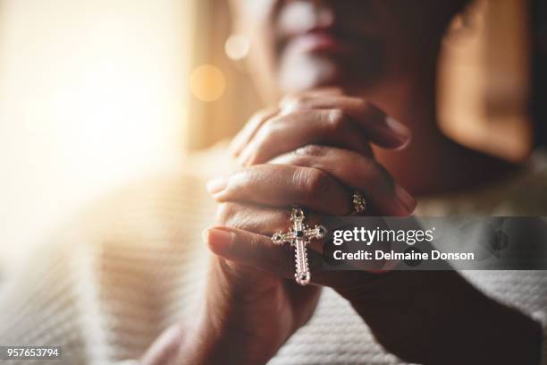eure gebete können alles ändern - gebetskette stock-fotos und bilder