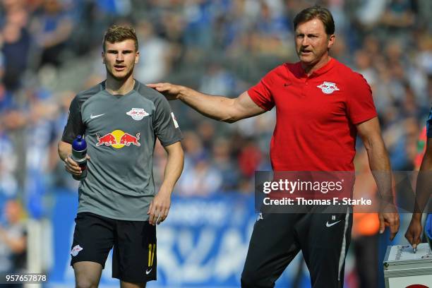Head coach Ralph Hasenhuettl of Leipzig gives advice to Timo Werner of Leipzig during the Bundesliga match between Hertha BSC and RB Leipzig at...