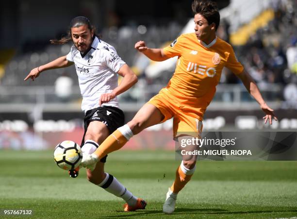 Vitoria Guimaraes' Brazilian midfielder Mattheus Oliveira vies with Porto's Spanish midfielder Oliver Torres during the Portuguese league football...