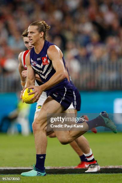 Nathan Fyfe of the Dockers looks to pass the ball during the round eight AFL match between the Fremantle Dockers and the St Kilda Saints at Optus...