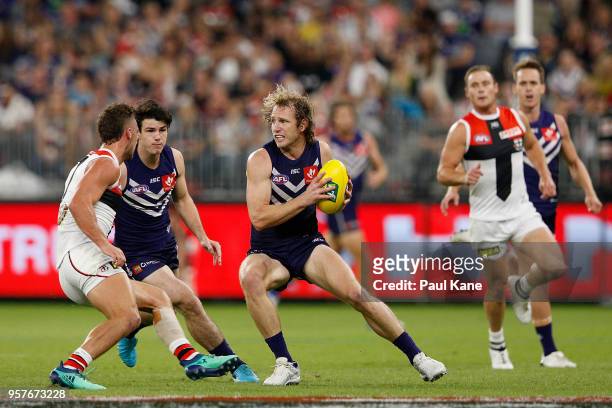 David Mundy of the Dockers looks to evade a tackle during the round eight AFL match between the Fremantle Dockers and the St Kilda Saints at Optus...