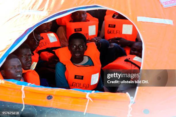 Zivile Seenotrettung von Bootsflüchtlingen im Mittelmeer vor Libyen - an Bord des Seenotkreuzers 'Minden' der Organisation LIFEBOAT: Zur Rettung...
