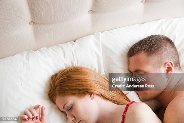 woman ans man sleeping in bed - 25 29 ans stock pictures, royalty-free photos & images