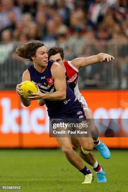 Ed Langdon of the Dockers breaks clear of Jack Steele of the Saints during the round eight AFL match between the Fremantle Dockers and the St Kilda...