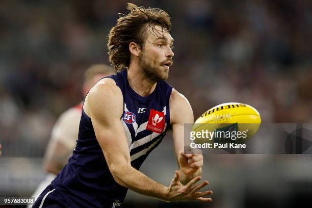 Joel Hamling of the Dockers handballs during the round eight AFL match between the Fremantle Dockers and the St Kilda Saints at Optus Stadium on May...